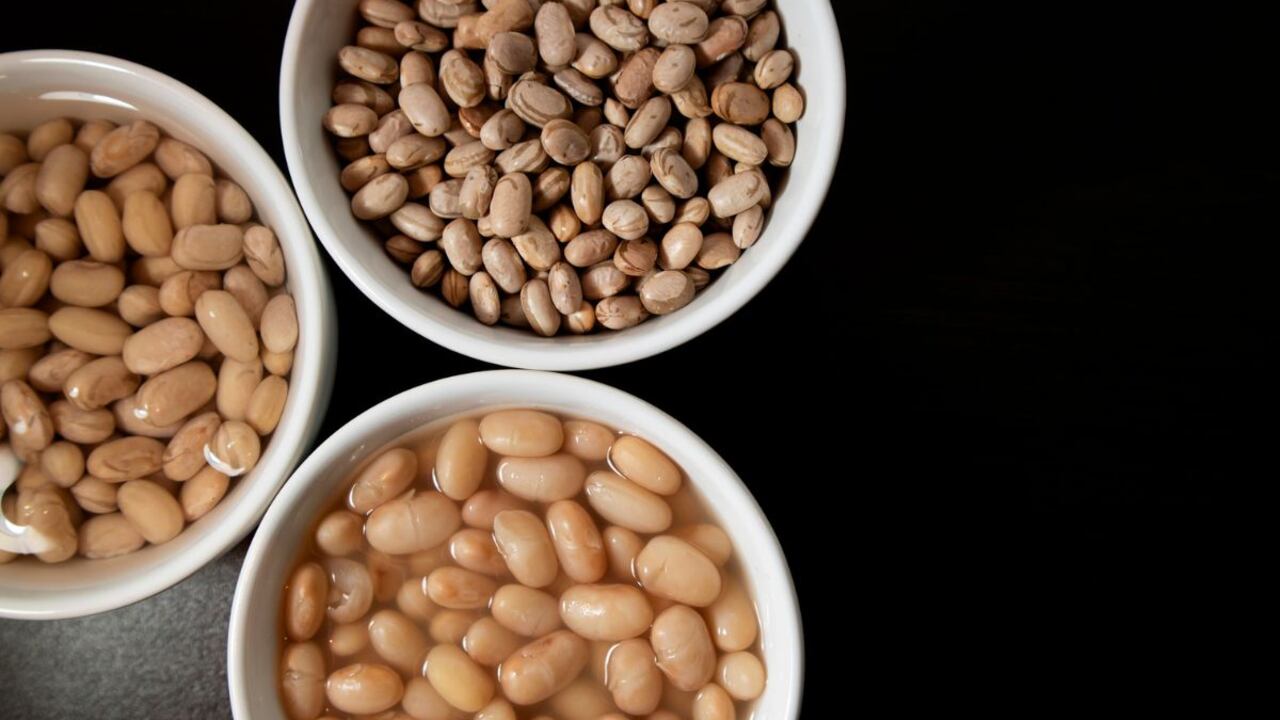 Remojar los frijoles.