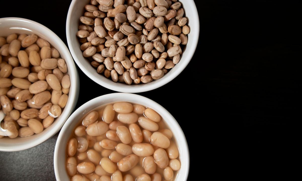 Remojar los frijoles.