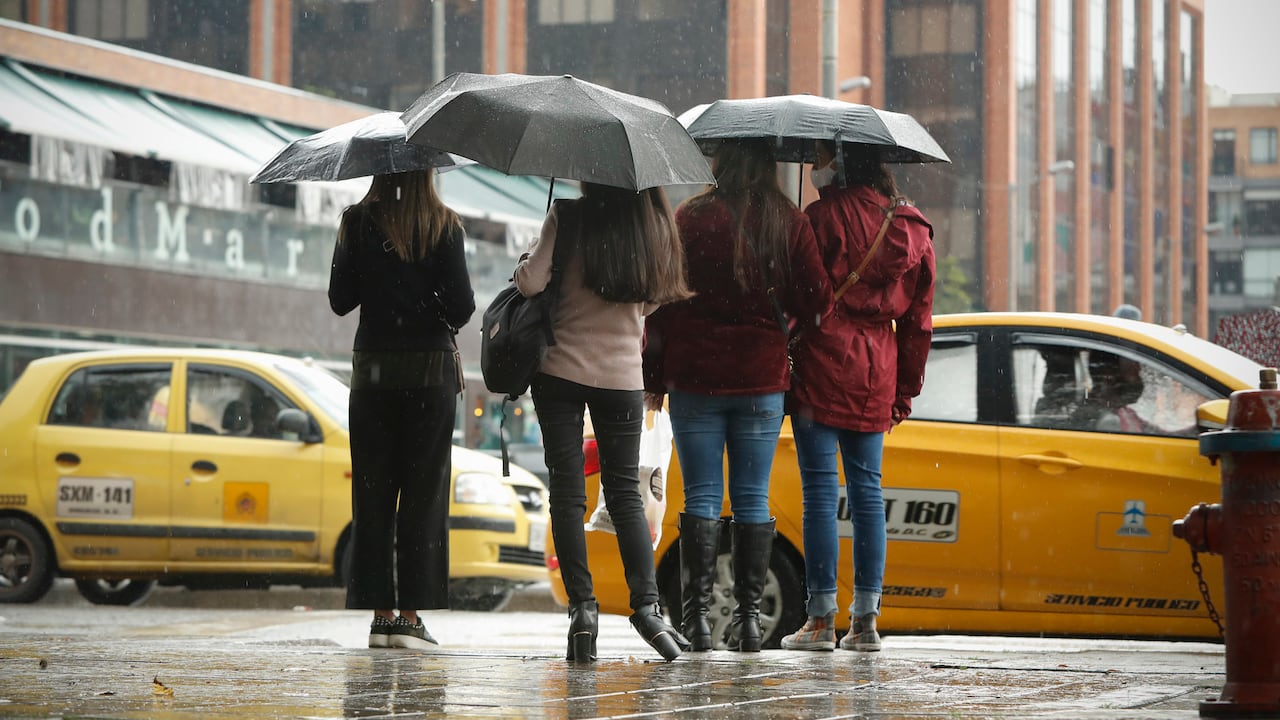 Personas caminando bajo la lluvia en Bogotá