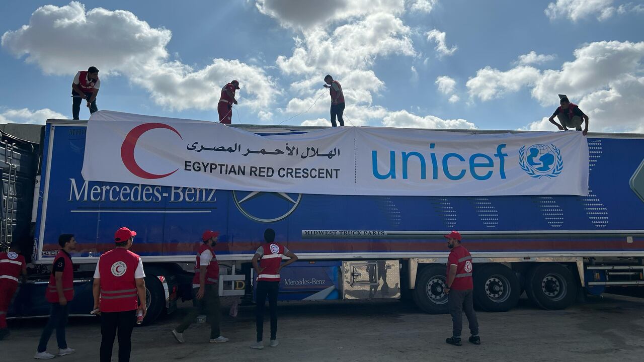 Camiones de ayuda humanitaria en la ciudad egipcia de El-Arish esperaban permiso para ingresar a la ciudad cerca del cruce fronterizo de Rafah para ser transportados a Gaza, el 20 de octubre de 2023, en Rafah, Egipto. (Foto de Stringer/Anadolu vía Getty Images)