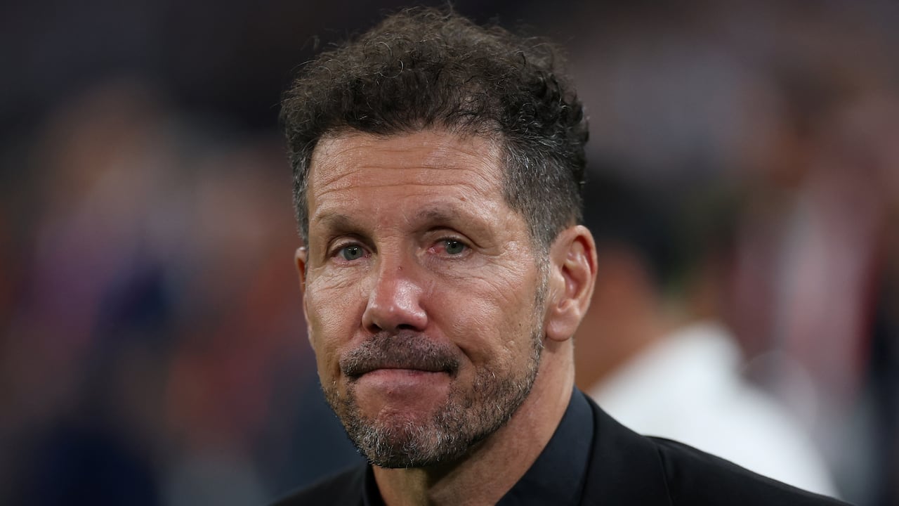 El entrenador del Atlético de Madrid, Diego Simeone, se muestra muy triste e impotente. (Foto by Thomas COEX / AFP)