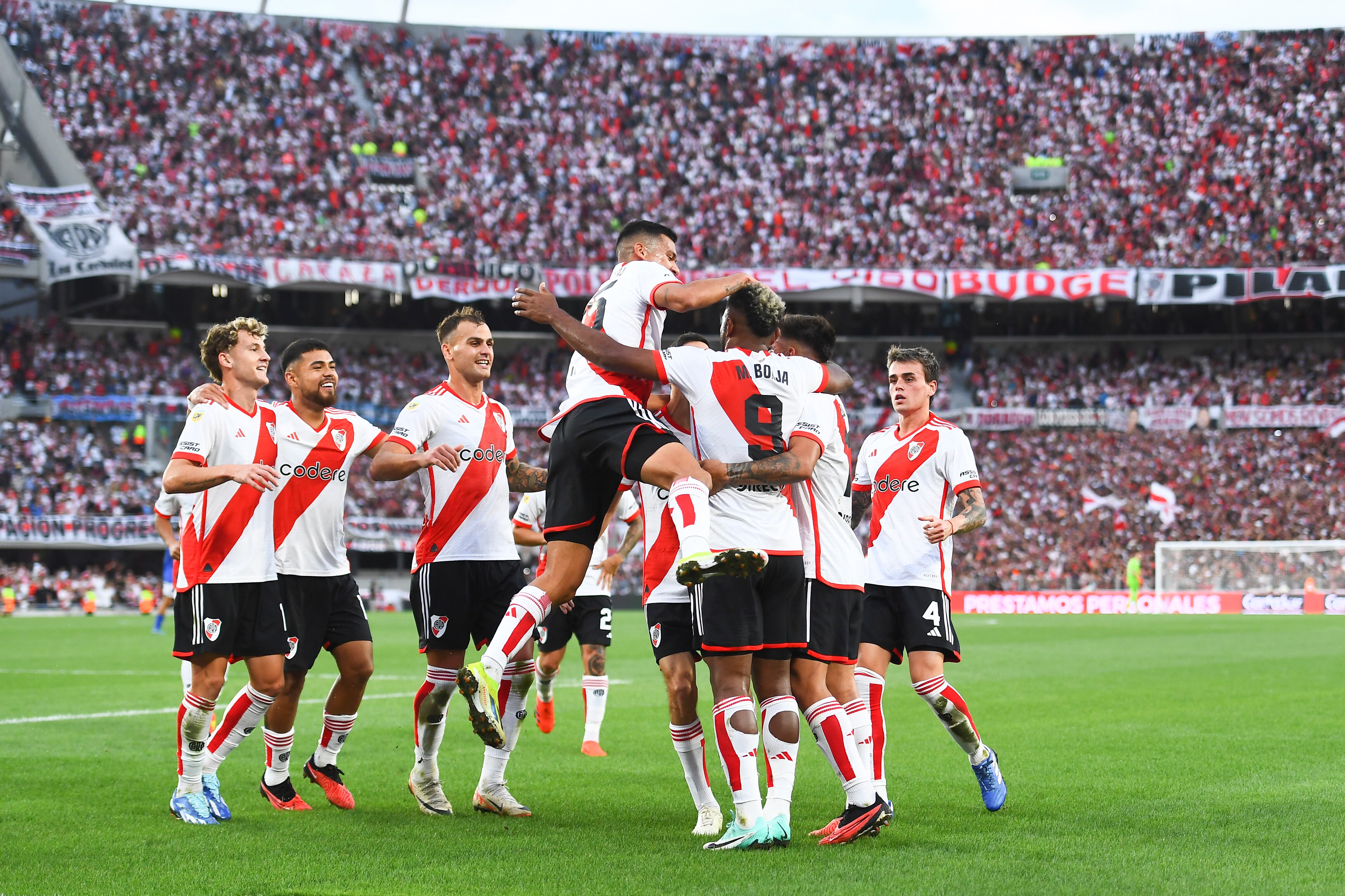 BUENOS AIRES, ARGENTINA – 4 DE FEBRERO: Miguel Borja de River Plate celebra con sus compañeros luego de anotar el tercer gol del equipo durante un partido del Grupo A de la Copa de la Liga 2024 entre River Plate y Vélez en el Estadio Más Monumental Antonio Vespucio Liberti el 4 de febrero de 2024 en Buenos Aires, Argentina. (Foto de Rodrigo Valle/Getty Images)