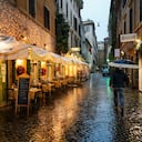 Un hombre pasa frente a un restaurante con adornos navideños, en Roma. El ministro de salud de Italia dijo a los legisladores el miércoles que Italia ha optado por comprar hasta 202,6 millones de dosis de vacunas anti-COVID-19 en "un esfuerzo sin precedentes que requerirá un gran compromiso colectivo". Foto: AP / Andrew Medichini.