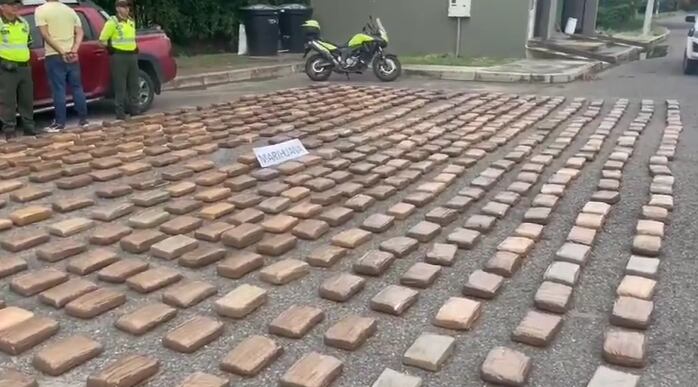 Más de 700 kilos de marihuana encontrados en una camioneta.