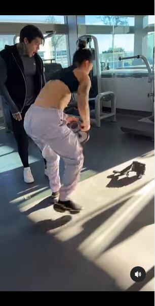 Cintia no solo tiró la cámara al piso, también le pegó con una pesa. Foto: Instagram @yefito.