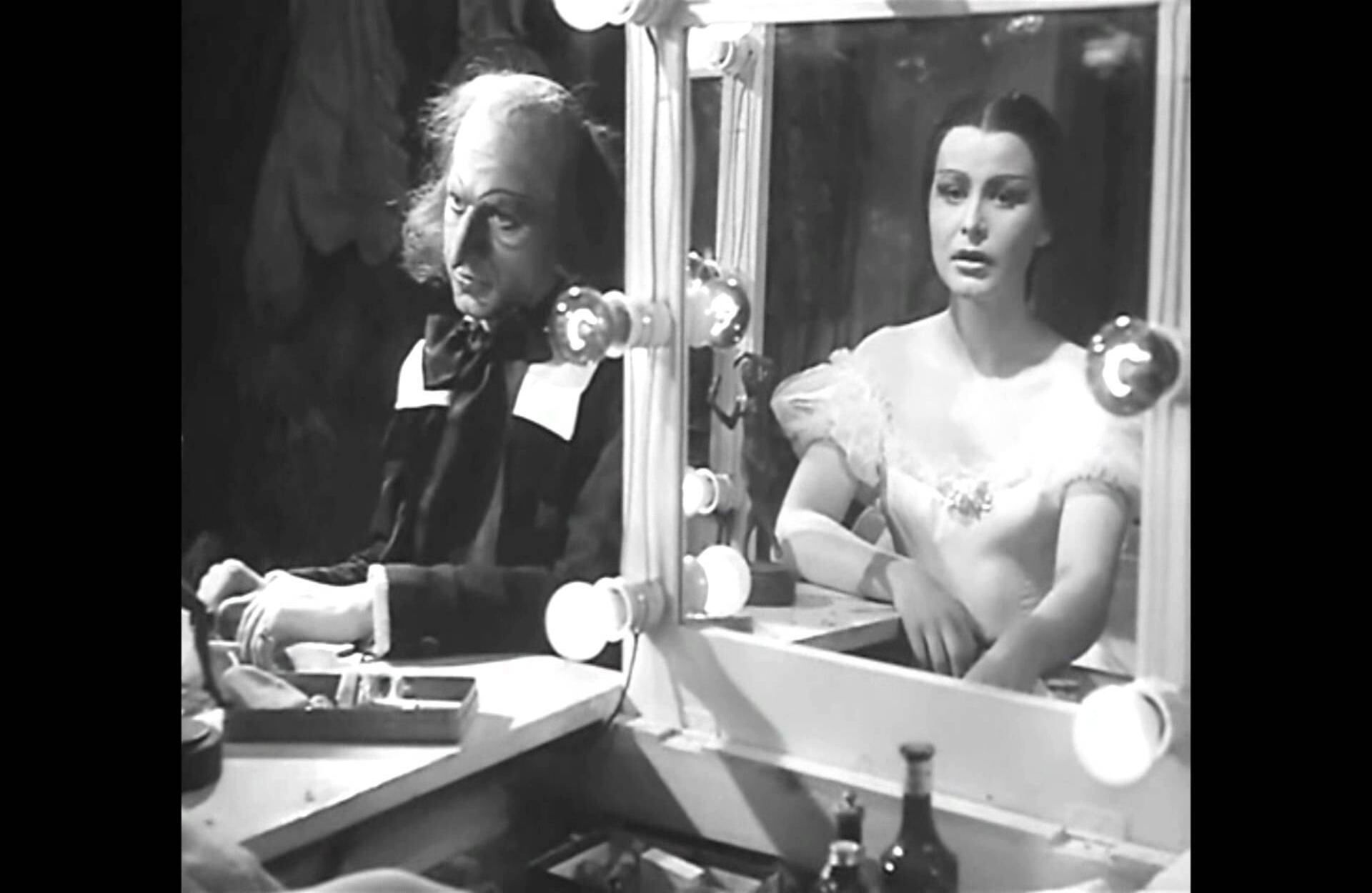 Sommarlek: juventud, divino tesoro (1951) La película sueca, grabada en blanco y negro por Ingmar Bergman, se enfoca sobre Marie, una joven bailarina que encuentra el amor y lo pierde trágicamente. La identidad, el miedo a la muerte, el desespero, la angustia y la impotencia ante el destino caracterizan el largometraje, que también cuenta con la música de Tchaikovsky.