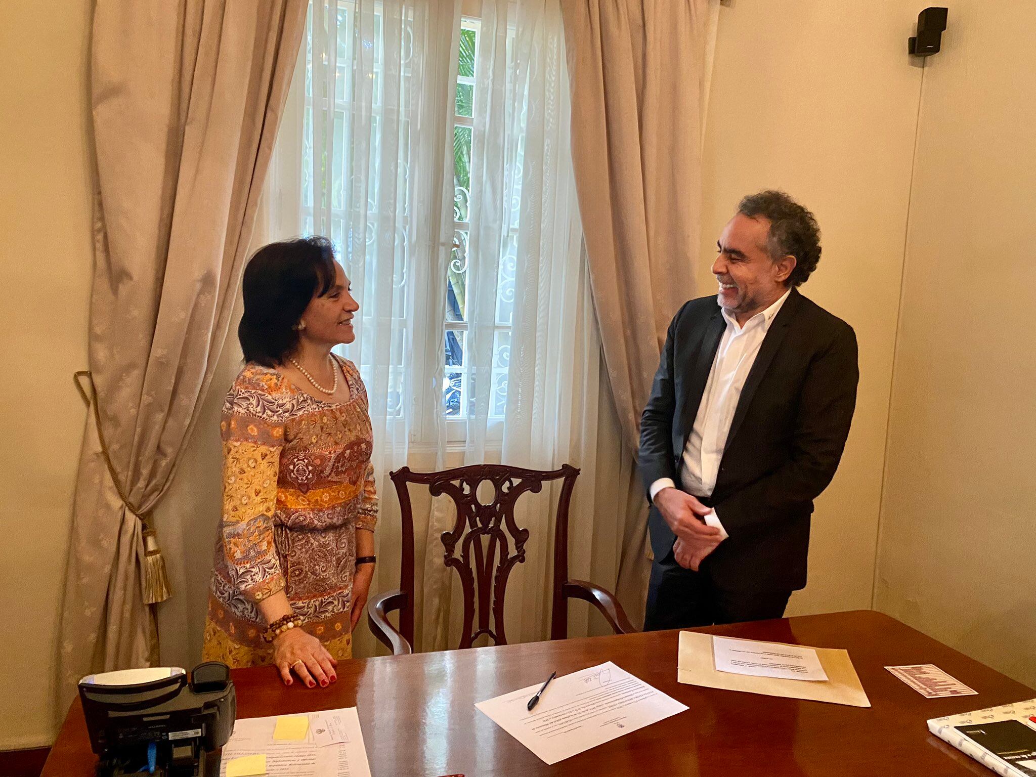 Fulvia Benavides con Armando Benedetti en el consulado de Colombia en Caracas. Foto: Twitter @AABenedetti