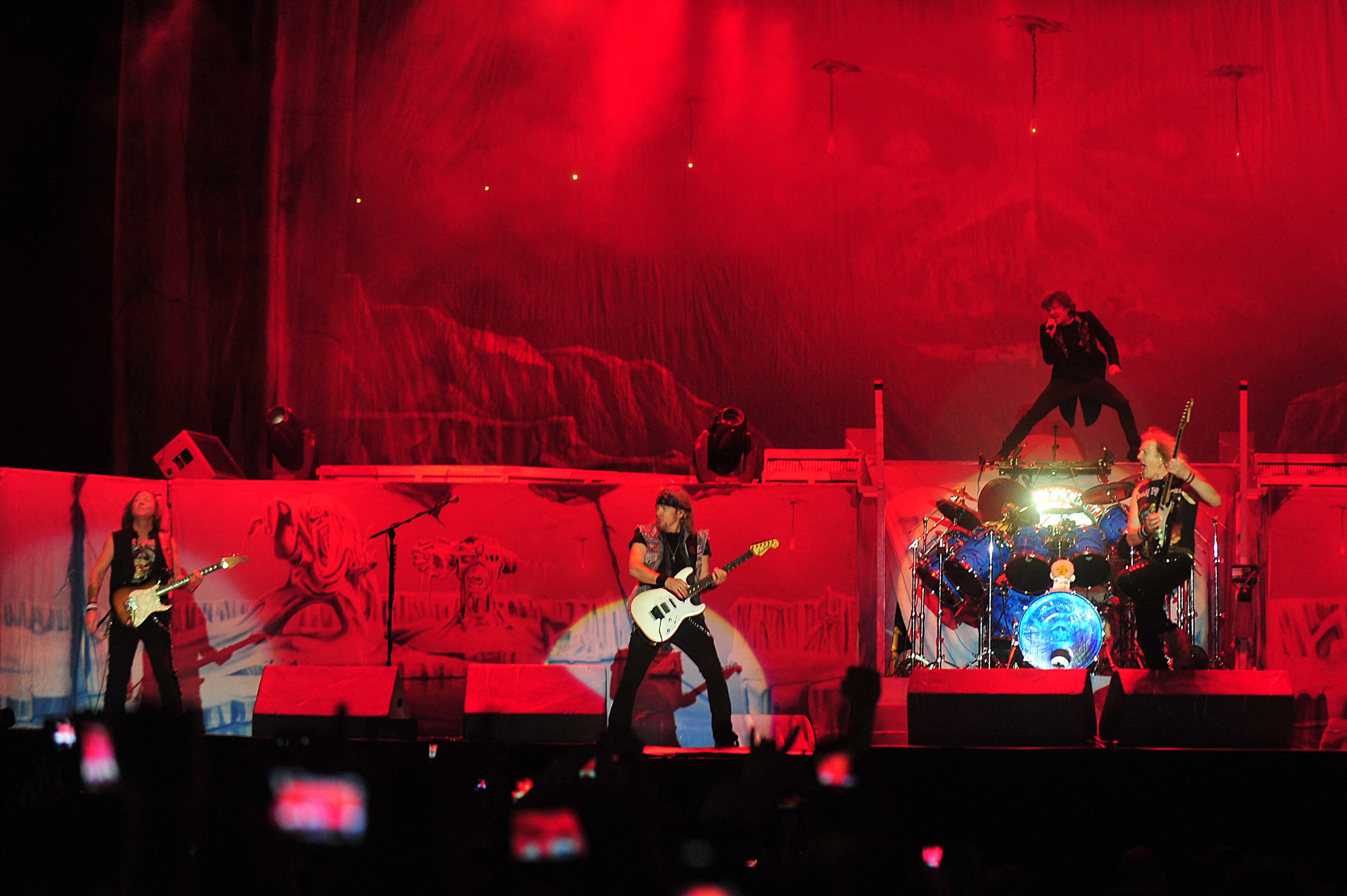El vocalista de Ron Maiden, Bruce Dickinson, actúa durante un concierto en Santiago, Chile. Ahora, estarán presentándose en Colombia en 2024.