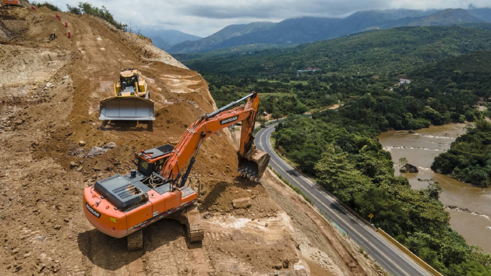 La Concesión Vía 40 Express está adelantando una rehabilitación de la doble calzada y una ampliación a un tercer carril.