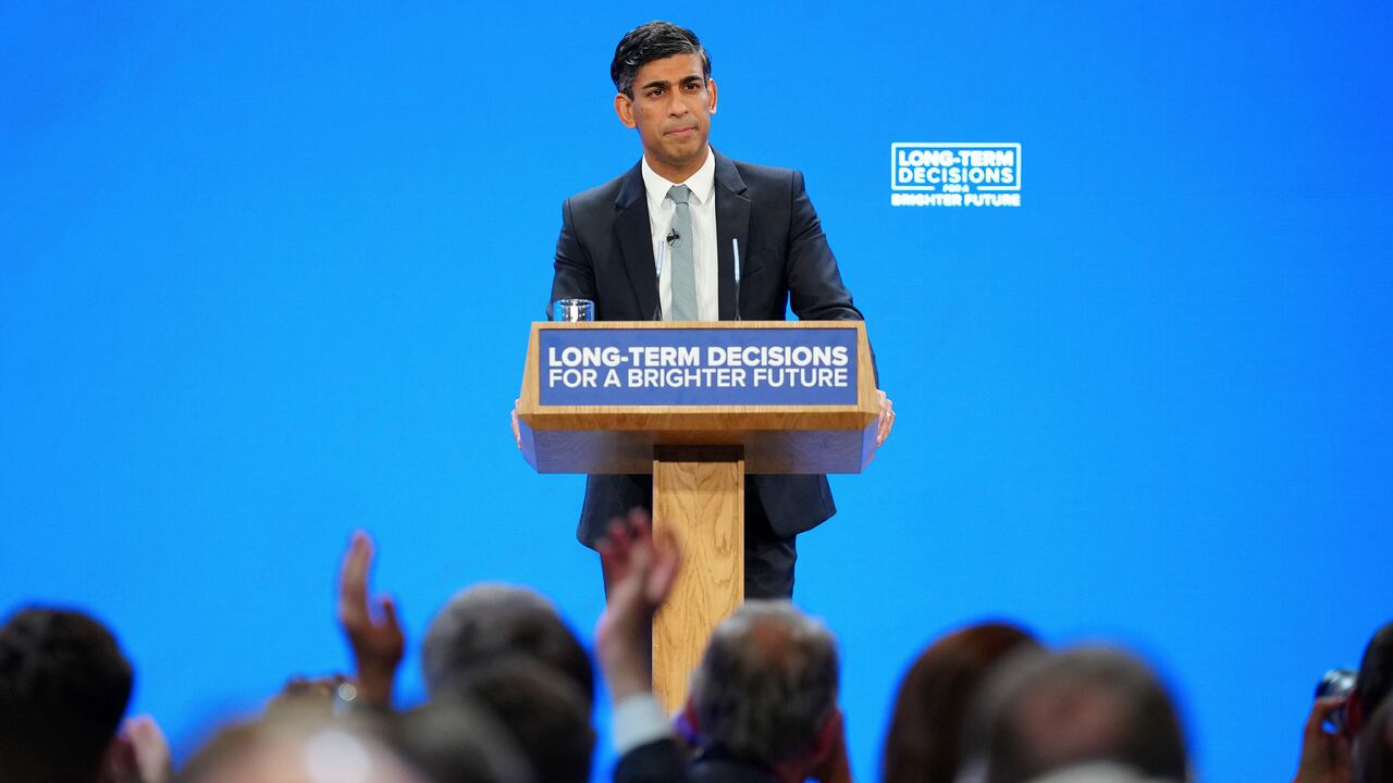 El primer ministro británico, Rishi Sunak, habla en la conferencia anual del Partido Conservador en el complejo de convenciones Manchester Central en Manchester, Inglaterra, el miércoles 4 de octubre de 2023. (Foto AP/Jon Super)