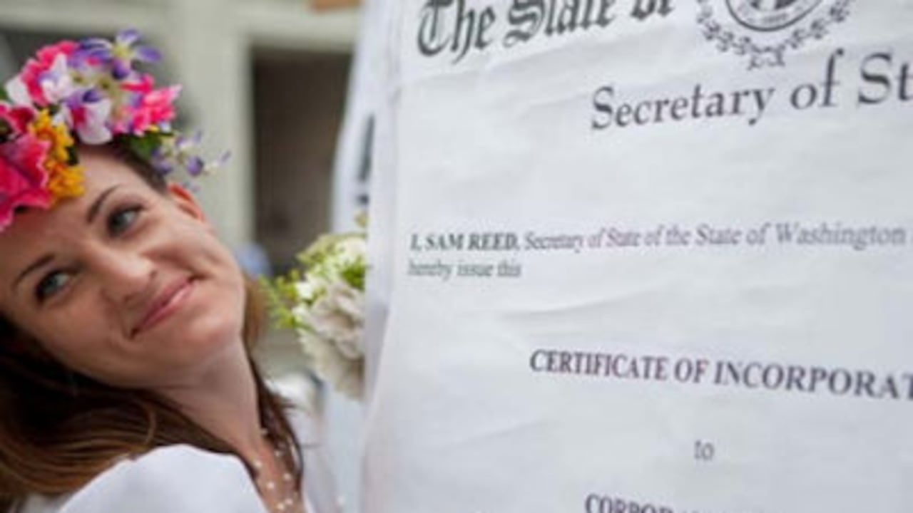 En Seattle, Estados Unidos, Angela Vogel, decidió dar un golpe de opinión original al capitalismo: se casó con una corporación llamada “Corporate person”.