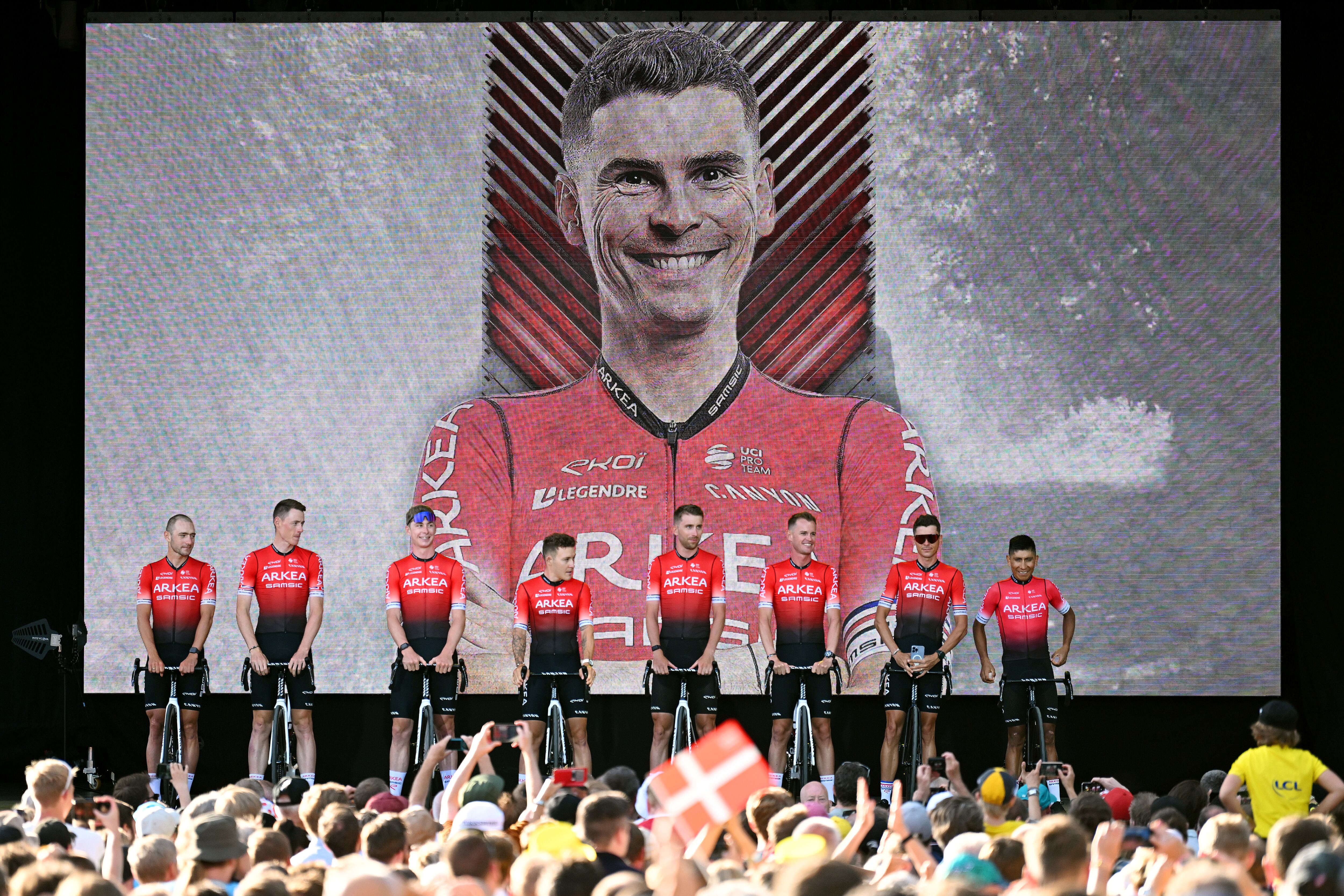 Una vista general de Warren Barguil de Francia, Maxime Bouet de Francia, Amaury Capiot de Bélgica, Hugo Hofstetter de Francia, Matis Louvel de Francia, Lukasz Owsian de Polonia, Nairo Alexander Quintana Rojas de Colombia  durante la presentación del equipo del 109.º Tour de Francia 2022 en los Jardines de Tivoli. (Foto de Stuart Franklin/Getty Images)