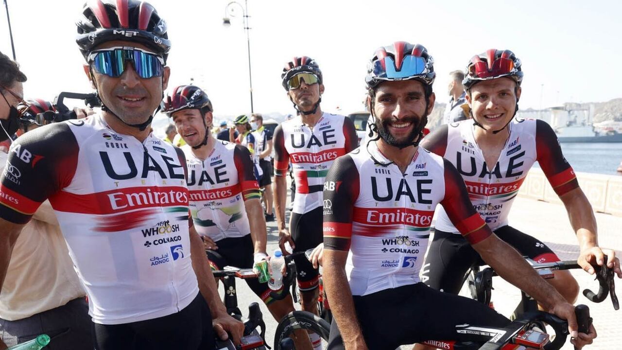 Maximiliano Richeze (I) y Fernando Gaviria (c), compañeros en el UAE Team - Foto: @maximilianoricheze/@uae_team_emirates