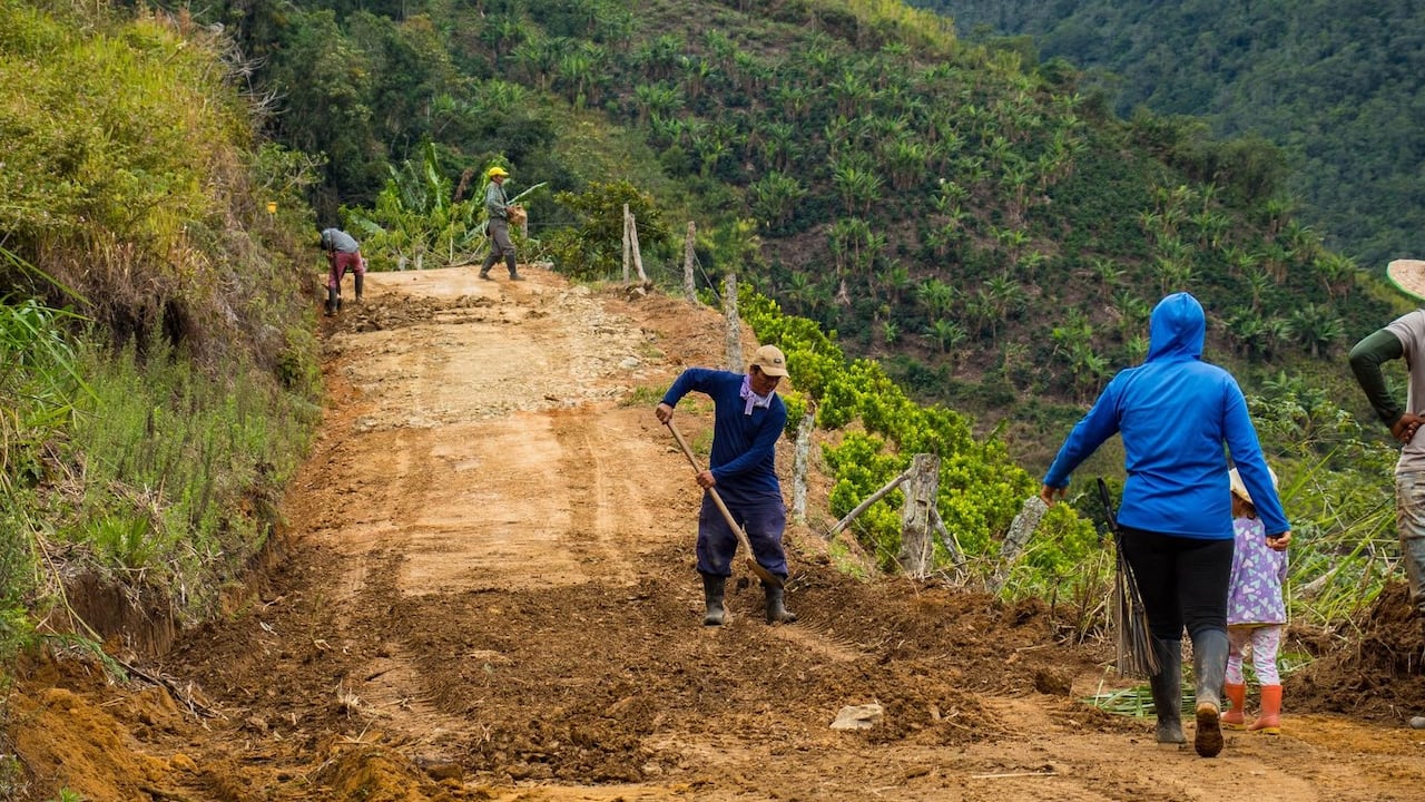Imagen referencia de obras de vías terciarias en Colombia.