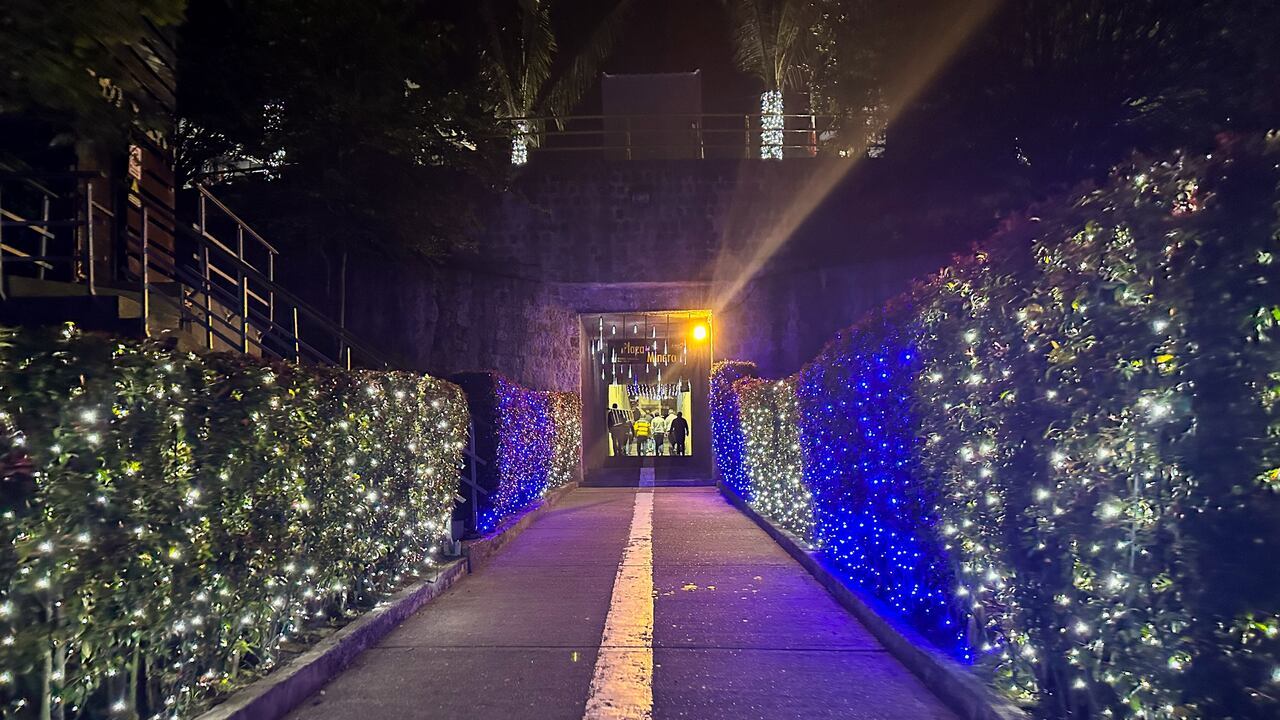 Entrada a la Catedral de Sal de Zipaquirá decorada para Navidad.