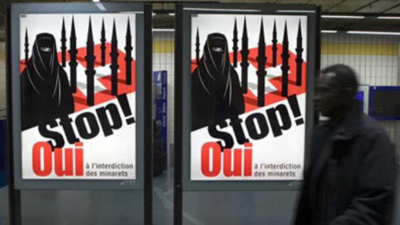 "Sí a la prohibición de los minaretes", dice una valla en contra de la construcción de templos musulmanes.