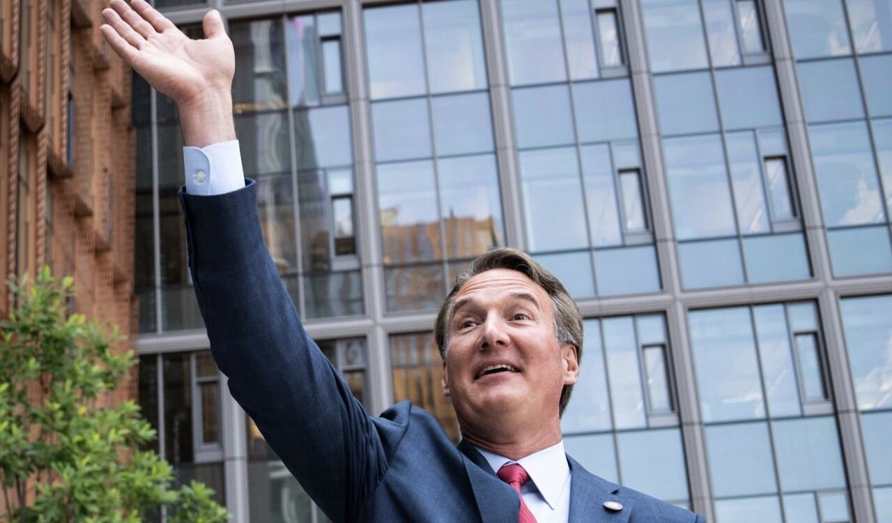 Glenn Youngkin, gobernador de Virginia, usó este caso como bandera de su campaña para ser elegido