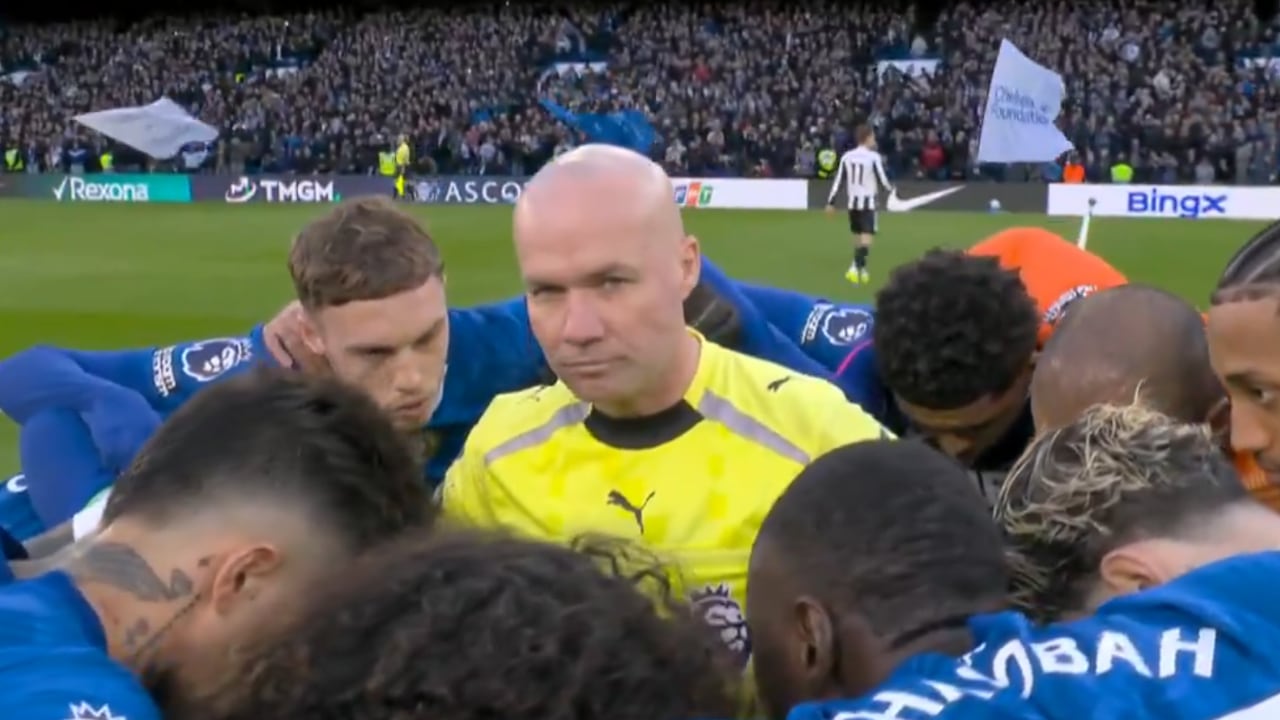 Las cámaras captaron al árbitro en medio del corrillo del Chelsea antes del inicio.