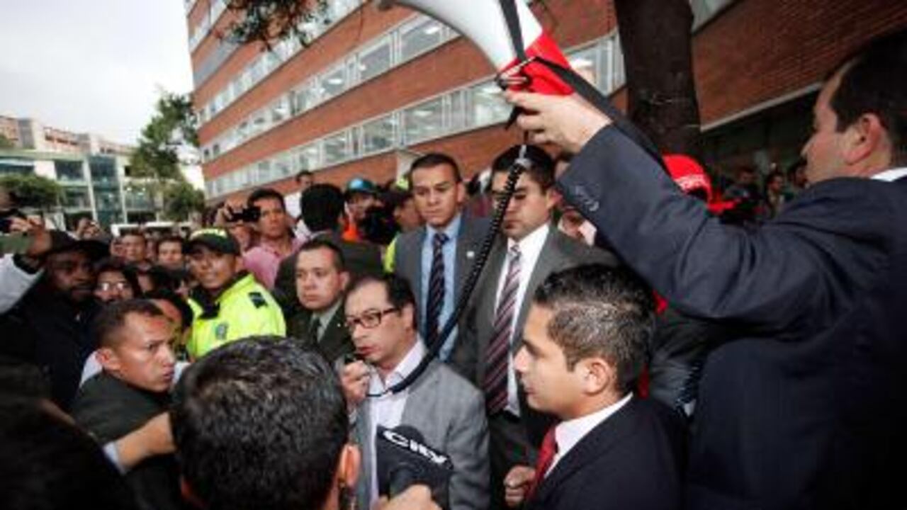 El alcalde Petro a su llegada a la Empresa de Acueducto y Alcantarillado.