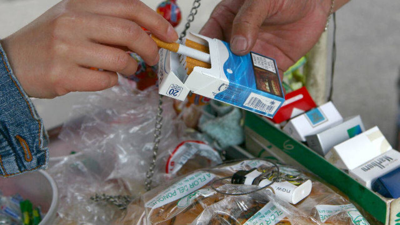 Ley 1335 de 2009, que prohíbe la venta de cigarrillos al menudeo. Actualmente en cualquier esquina de las principales ciudades del país se consigue quién venda uno o dos cigarrillos sueltos. Es decir, no hay nada más laxo que esta norma. Foto: Archivo Semana / Alejandro Acosta