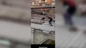 Momento de la imprudencia en el sistema de transporte masivo