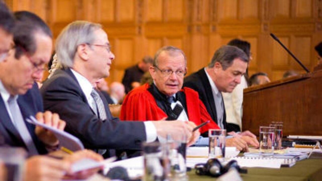 Los miembros de la defensa de Nicaragua, Paul Reichler (izda), Vaughan Lowe (2i), Alain Pellet y Carlos Arguello Gómez (izda), ante la Corte Internacional de Justicia (CIJ), en La Haya, Holanda.