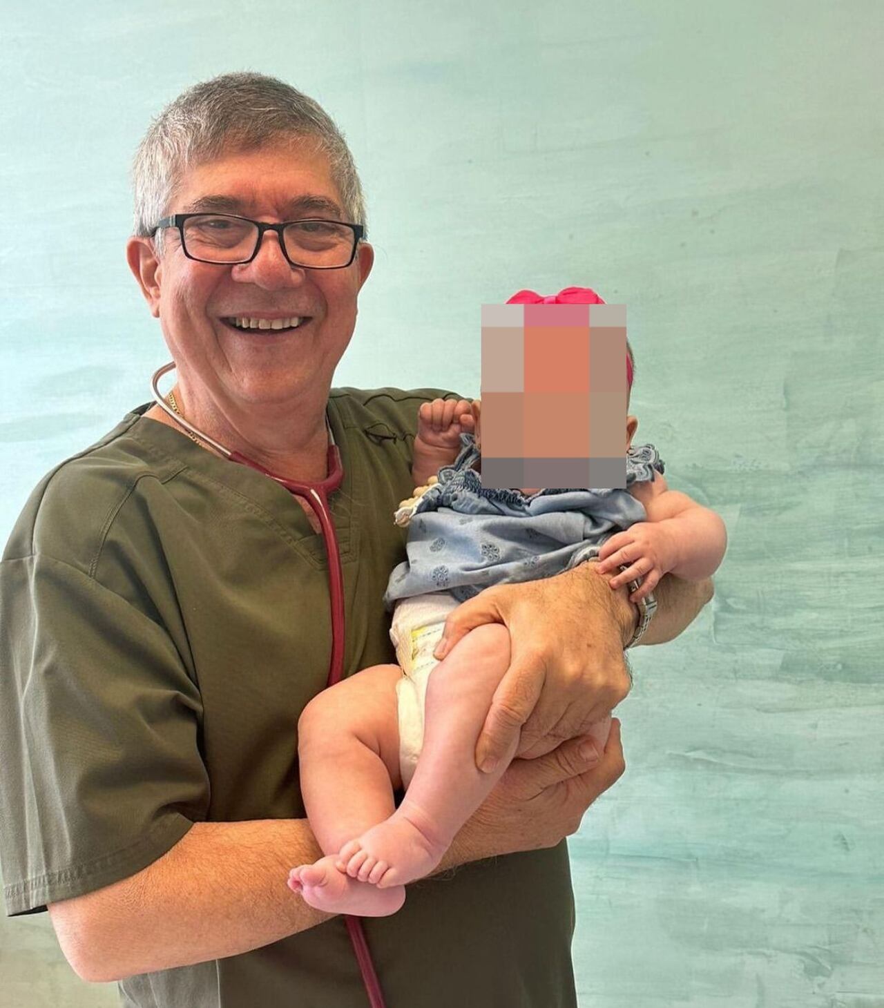 Médico pediatra Juan Consuegra Asmar, quien coloca la vacuna contra el dengue en Barranquilla.