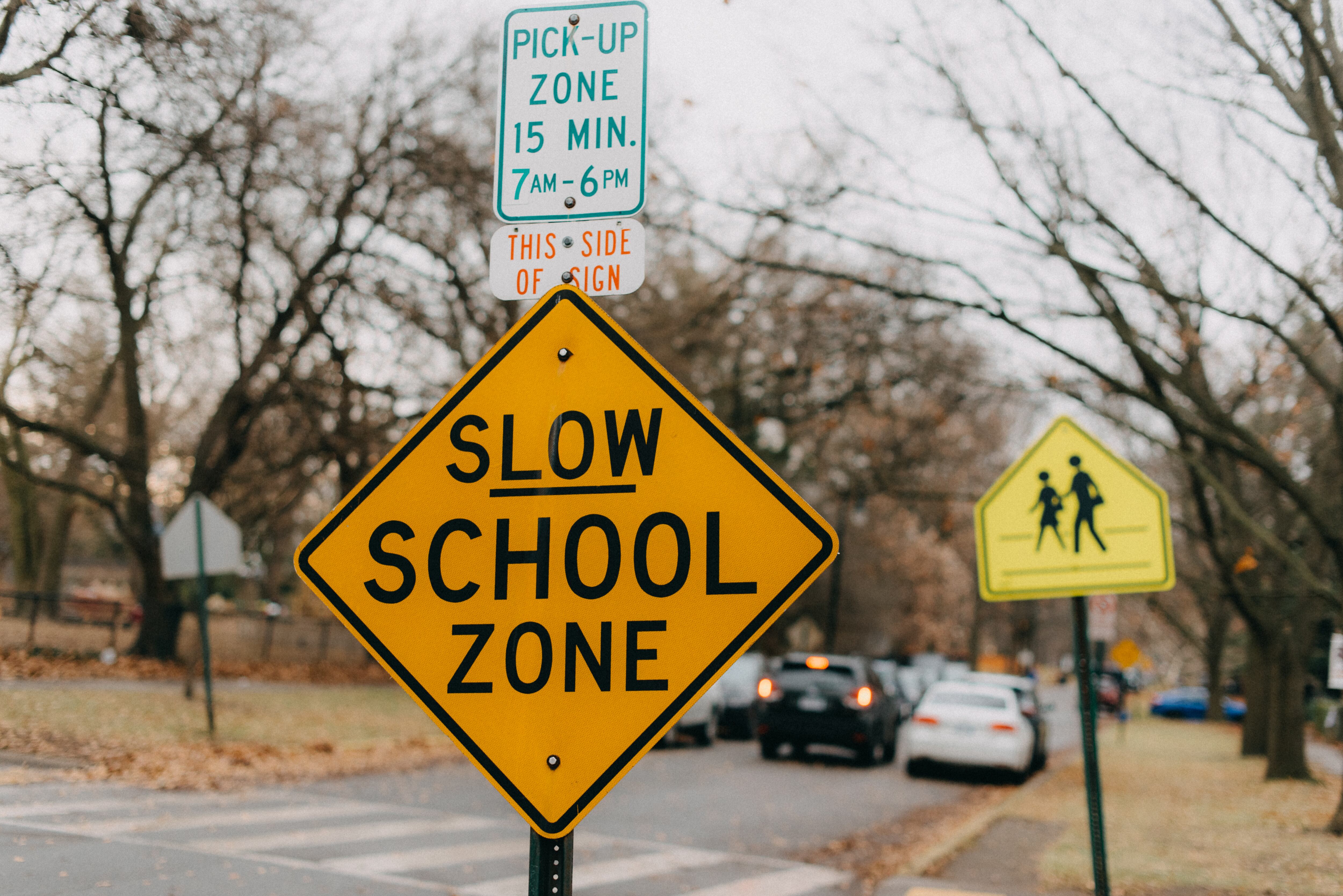 Expertos en seguridad vial advierten que la clave no está solo en recaudar multas, sino en educar a las personas sobre los riesgos que implica no respetar los límites en zonas escolares.