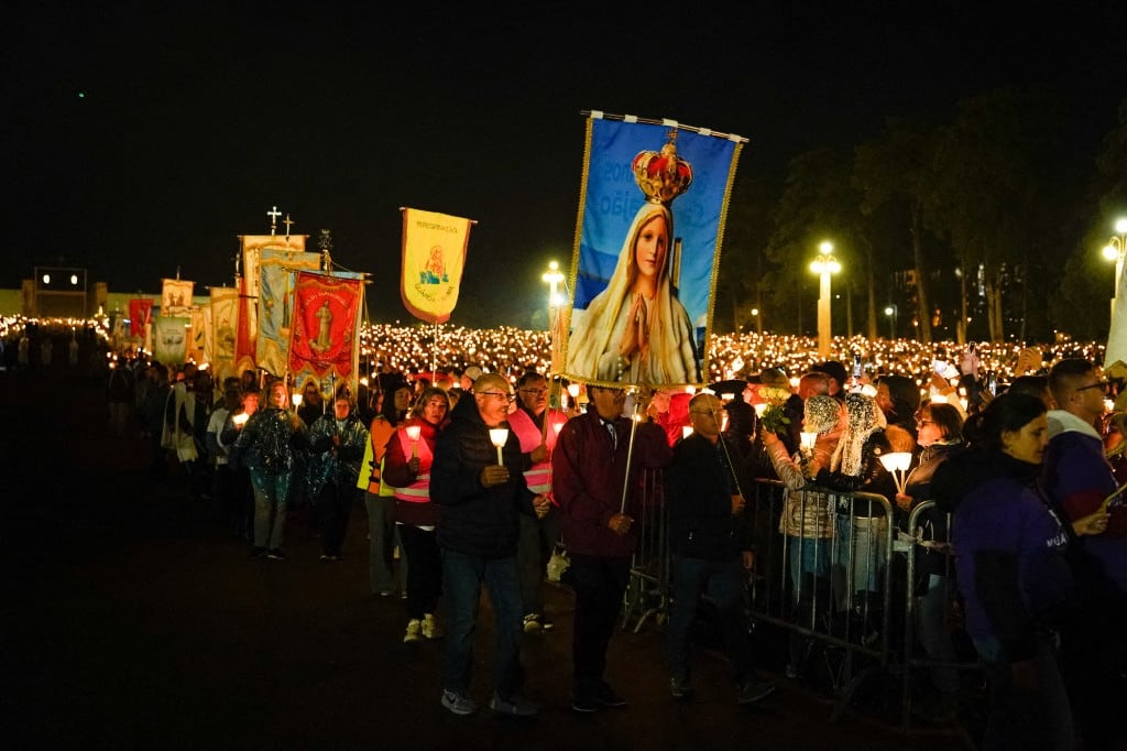 Peregrinos llegan al Santuario de Nuestra Señora de Fátima en Lisboa, Portugal, el 12 de mayo de 2025. Cada año, miles de peregrinos acuden al santuario de Nuestra Señora de Fátima para conmemorar las apariciones de la Virgen María. Adri Salido / Anadolu (Foto de Adri Salido / ANADOLU / Anadolu vía AFP)