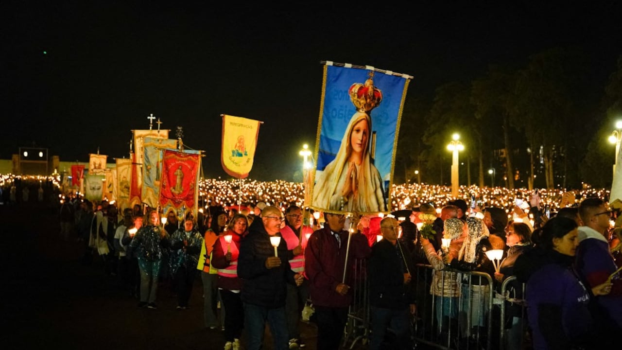 Peregrinos llegan al Santuario de Nuestra Señora de Fátima en Lisboa, Portugal, el 12 de mayo de 2025. Cada año, miles de peregrinos acuden al santuario de Nuestra Señora de Fátima para conmemorar las apariciones de la Virgen María. Adri Salido / Anadolu (Foto de Adri Salido / ANADOLU / Anadolu vía AFP)
