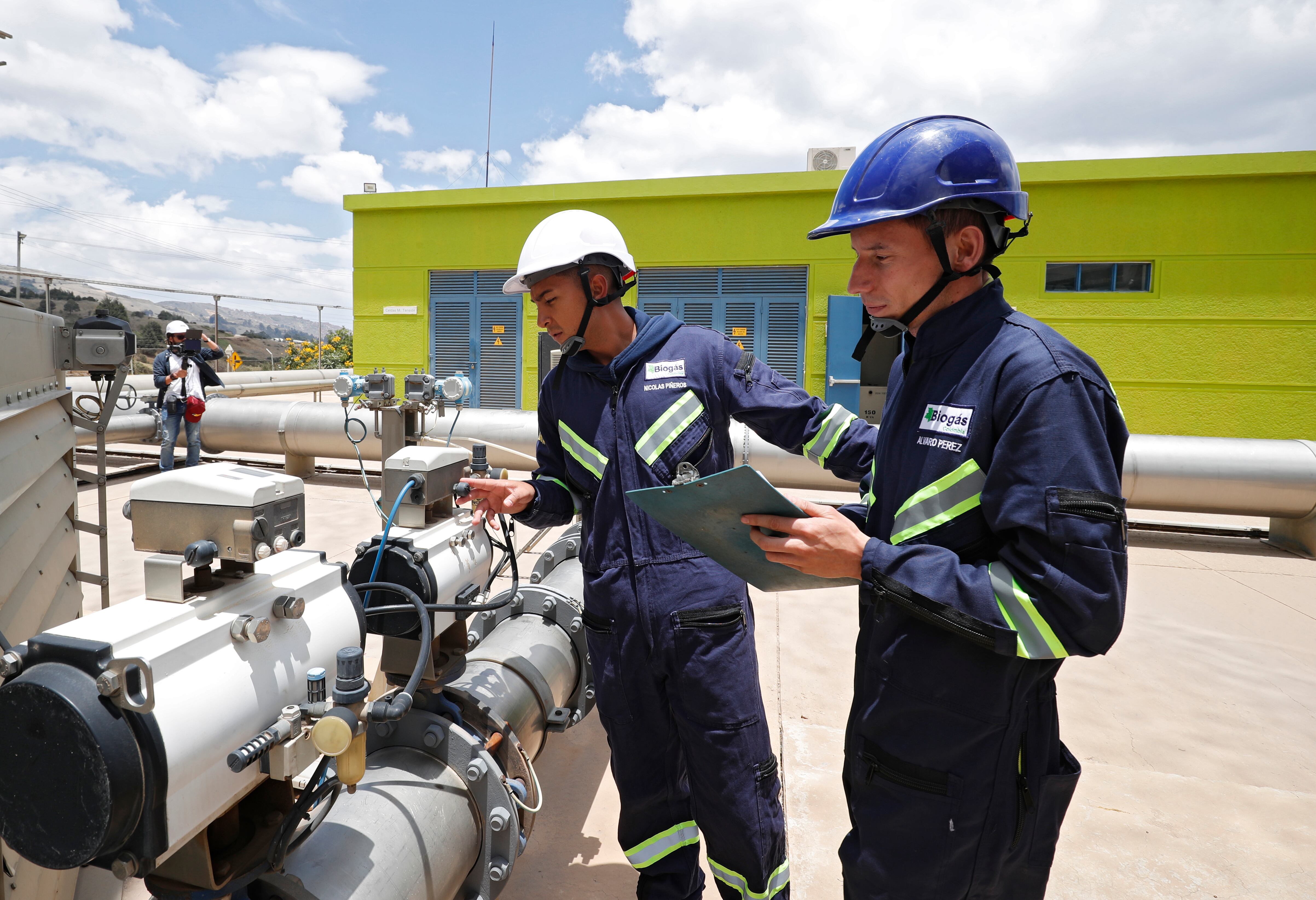 De izquierda a derecha, Nicolás Piñeros, gerente de Operaciones de Biogás Colombia acompañado del auxiliar Álvaro Pérez.