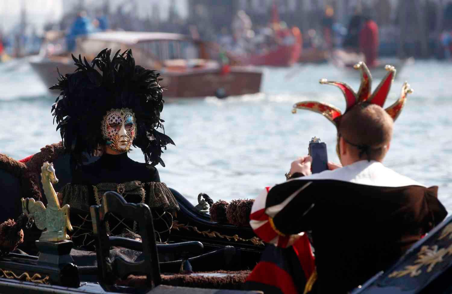 Otro juerguista es retratado en la góndola durante el desfile acuático del 17 de febrero de 2019. FOTO: Antonio Calanni/AP