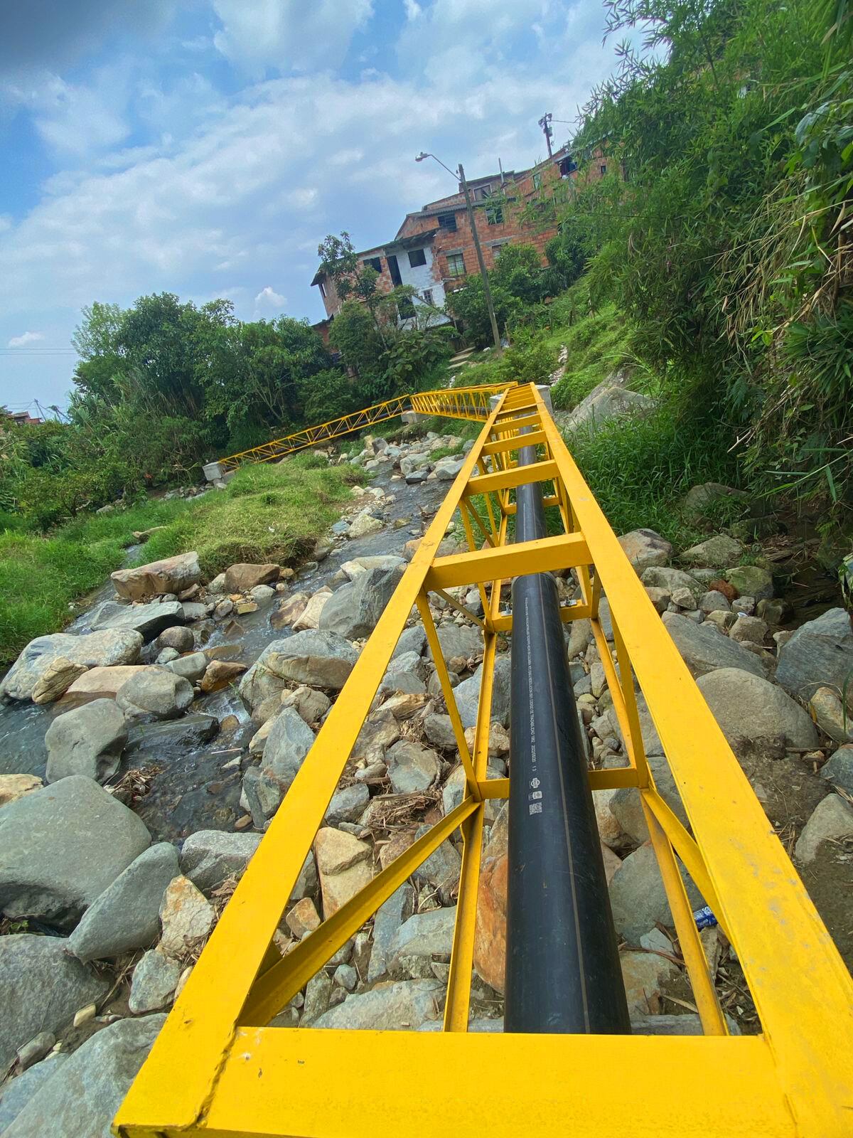 Trabajos de conexión al alcantarillado en Valle de Aburrá.