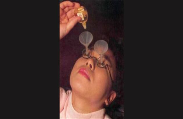 Con estas gafas usted podrá aplicarse las gotas de los ojos de una forma más práctica.