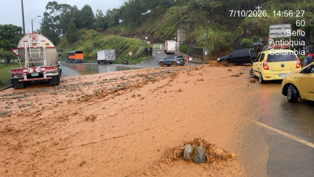 Inundaciones en la autopista Medellín - Bogotá tras aguacero de esta tarde.