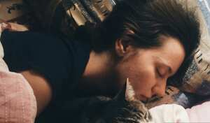 También hay otras consecuencias de dormir con gatos en las cama, como que lo rasguñe en las noches