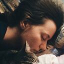 También hay otras consecuencias de dormir con gatos en las cama, como que lo rasguñe en las noches