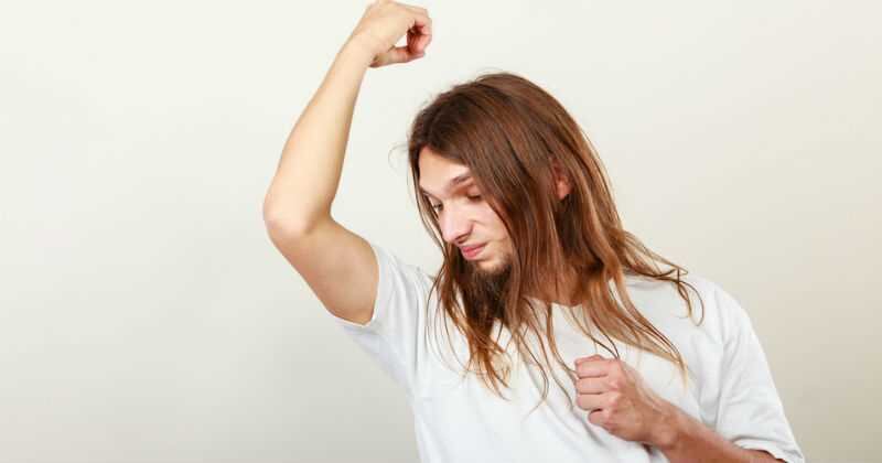 El estrés puede ocasionar que se liberen compuestos malolientes a través del sudor.