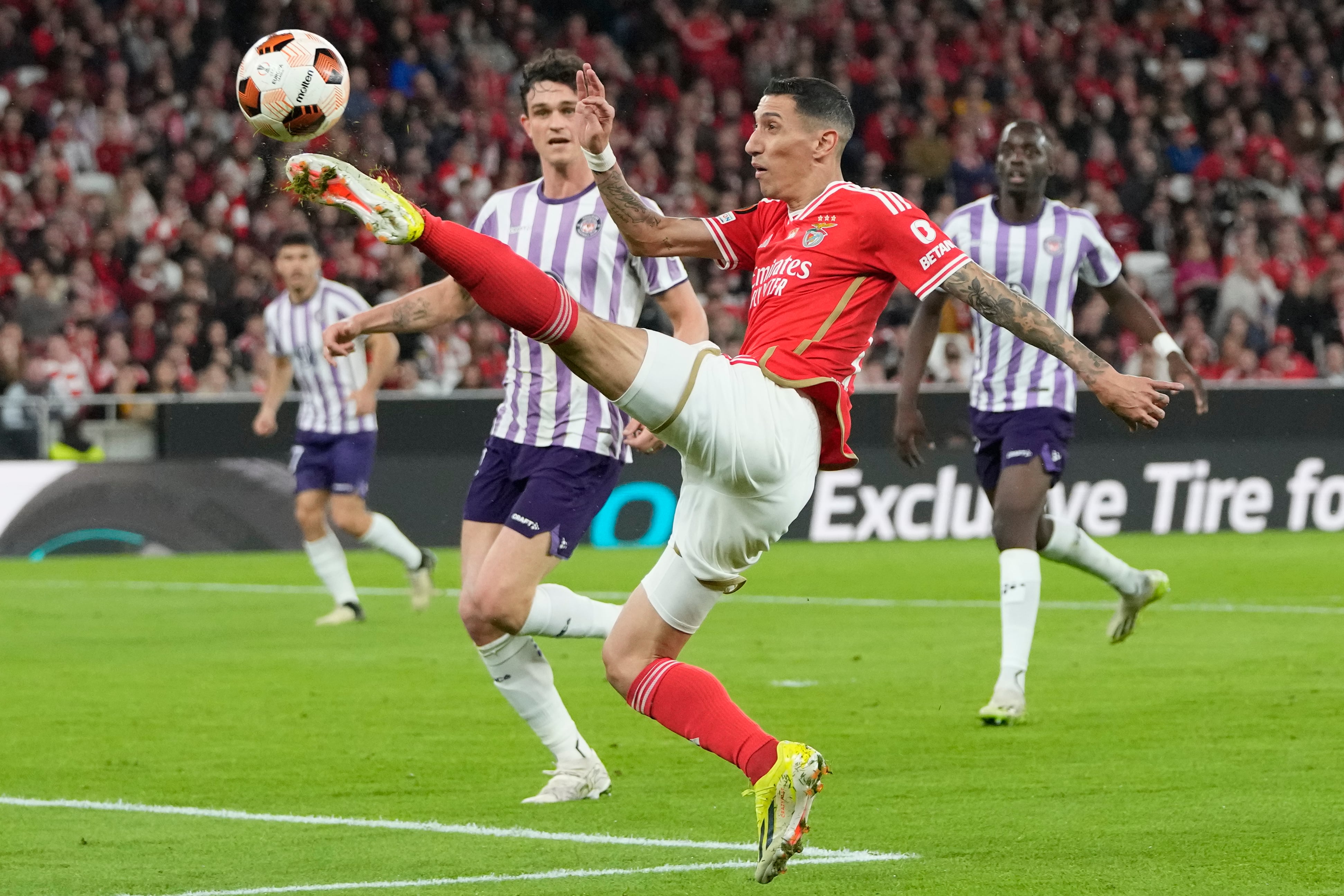 Angel Di Maria del Benfica intenta anotar y falla durante el partido de ida de los playoffs de la Europa League entre el SL Benfica y Toulouse FC en el estadio Luz de Lisboa, el jueves 15 de febrero de 2024. (Foto AP/Armando Franca)