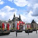 Militares rusos, que participaron en la acción militar de Rusia en Ucrania, viajan en vehículos blindados de transporte de personal BTR-MDM Rakushka durante el desfile militar del Día de la Victoria en la Plaza Roja en el centro de Moscú el 9 de mayo de 2022. - Rusia celebra el 77º aniversario de la victoria sobre Alemania nazi durante la Segunda Guerra Mundial. (Foto de Kirill KUDRYAVTSEV / AFP)