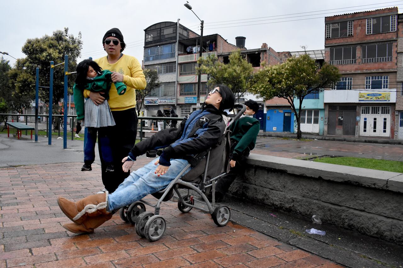 CRISTIAN MONTENEGRO Y SU FAMILIA DE TRAPO