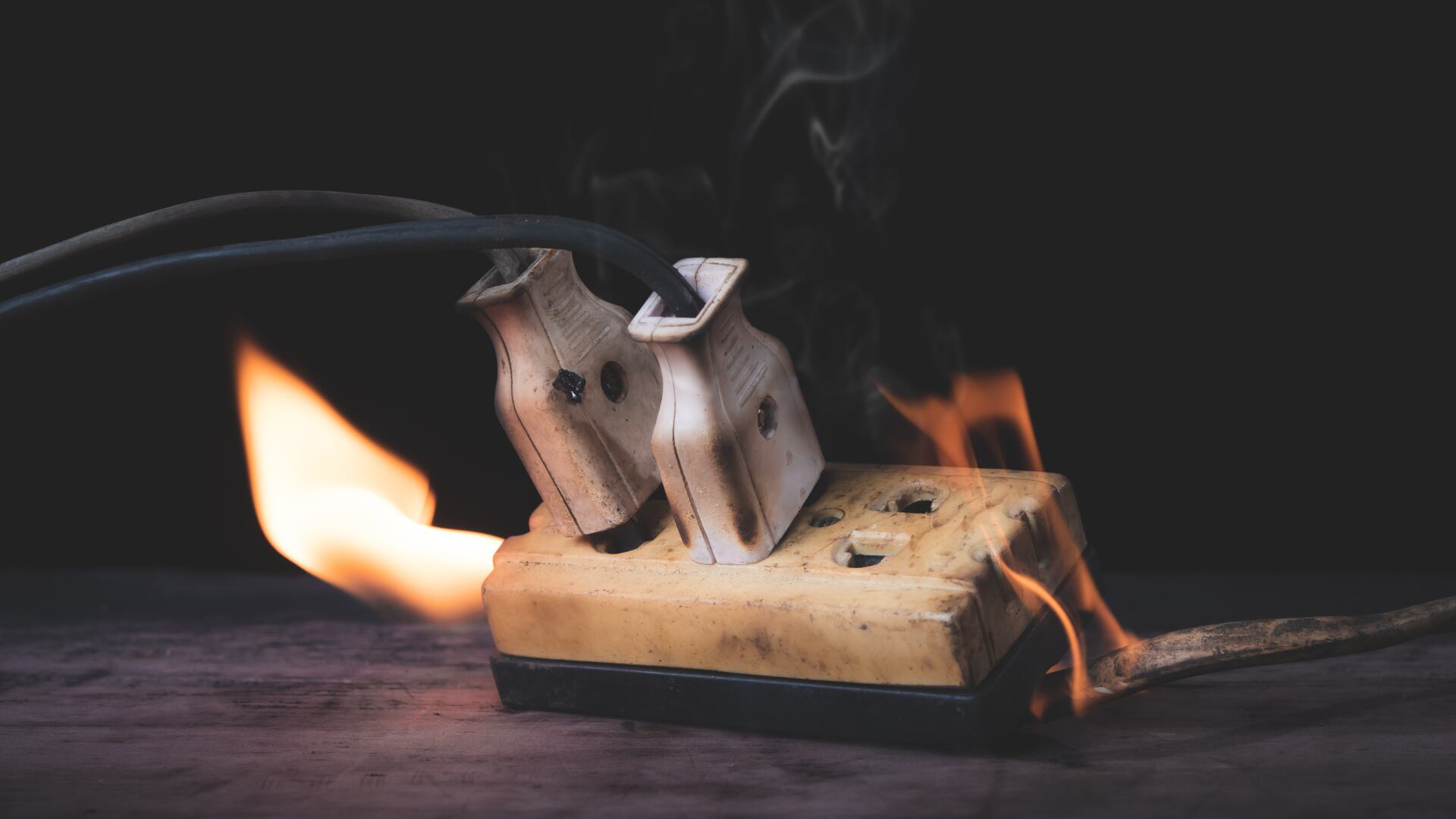 Si el cable está deteriorado o tiene problemas de aislamiento, puede representar un pequeño riesgo eléctrico para el usuario.