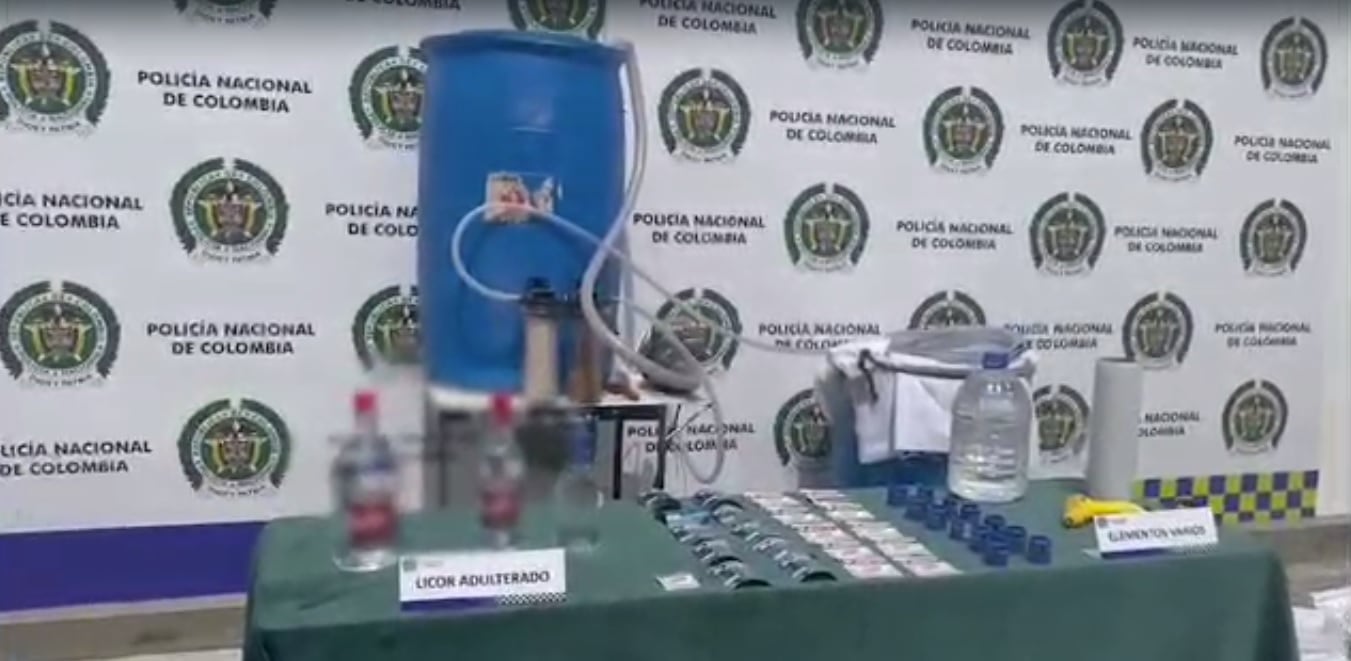 Policía desmanteló fábrica de licor adulterado en Cali; estaba siendo envasado en botellas de aguardiente.