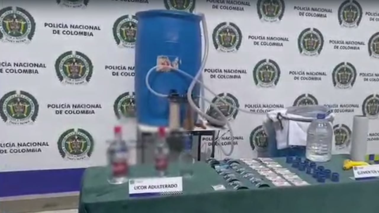 En El Bohío, zona rural del municipio de Toro, se logró la incautación de 30 botellas vacías listas para ser reempacadas y dos botellones con 40 litros de licor adulterado.