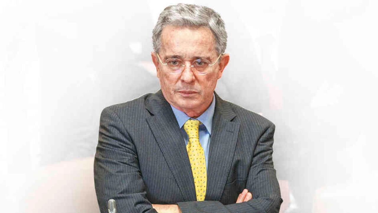 "Aceptada la renuncia, Uribe pierde el fuero que tenía como senador. En esas condiciones, en estricto sentido, su caso debería pasar a la Fiscalía", le dijo a SEMANA el exfiscal, Alfonso Gómez Méndez