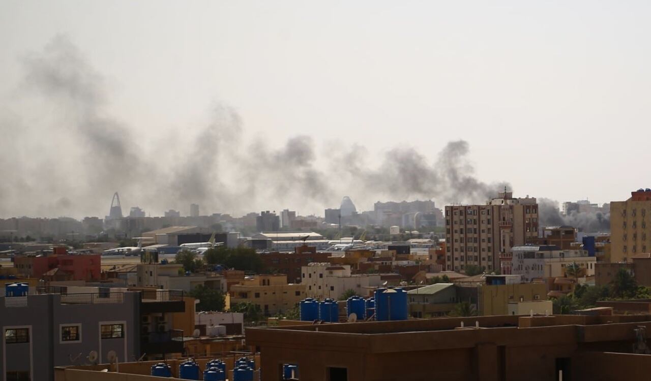 Columnas de humo registradas por los reporteros que cubren el conflicto en Sudán son constantes en la capital del país.