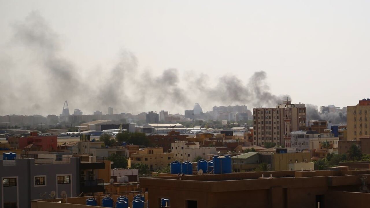 Columnas de humo registradas por los reporteros que cubren el conflicto en Sudán son constantes en la capital del país.