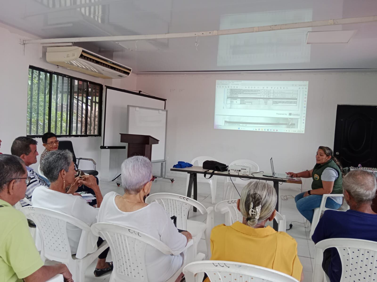 Comunidad pide que la Alcaldía ponga interés en intervenir el cementerio.