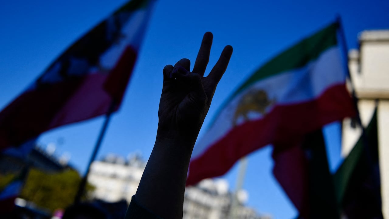 La ONG Iran Human Rights (IHR) ha contabilizado 95 muertos en la represión de las protestas tras la muerte de Amini, de 22 años, que murió bajo custodia el 16 de septiembre de 2022, tres días después de su arresto por la policía en Teherán por presuntamente violar la ley islámica. estricto código de vestimenta de la república para las mujeres. (Foto por JULIEN DE ROSA / AFP)