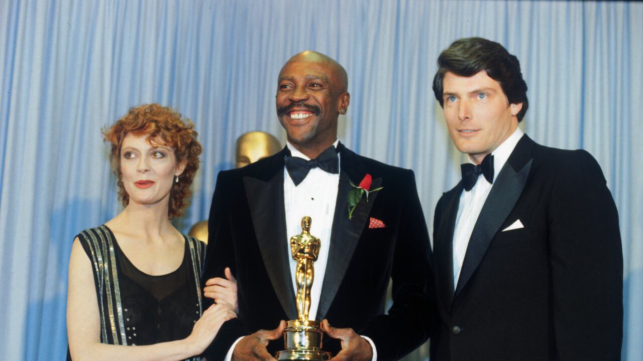 La actriz Susan Sarandon (izquierda) y el actor Christopher Reeves flanquean a ambos lados de Louis Gossett Jr., ganador del Premio de la Academia de 1982 al Mejor Actor de Reparto por su papel en Un oficial y un caballero detrás del escenario durante la Academia. Ceremonia de premiación.